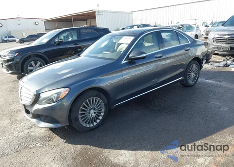 2015 Mercedes-Benz C 300 Luxury 4Matic z USA, uszkodzony, nr VIN 55SWF4KB3FU041584